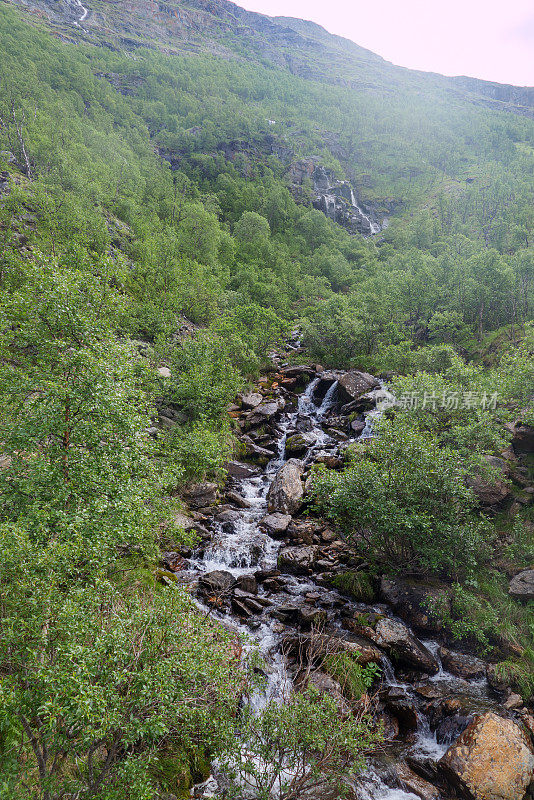 挪威Kongsfold附近的Dovrefjell国家公园的sk<s:1> kbekken河，是Driva河的一条支流。从奥斯陆到特隆赫姆的朝圣路线上，Gamle Kongevegen在St. Olavsweg。
